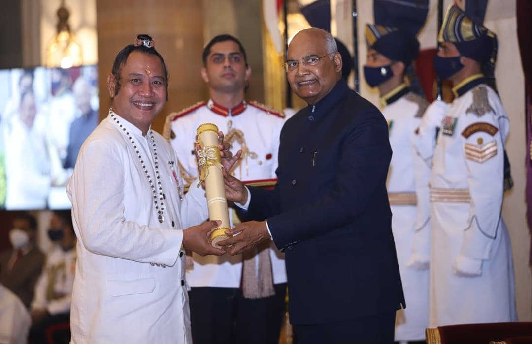 Ida Rsi Putra Manuaba, in white, receiving the Padma Shri award from the President of India